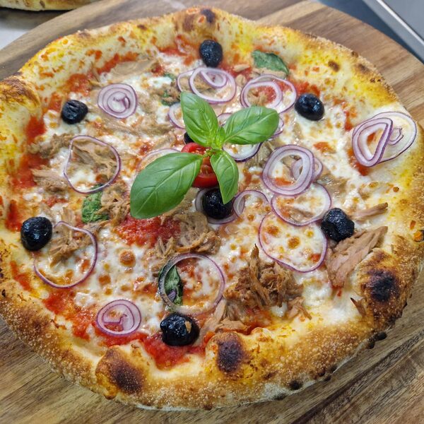 Pizza frisch aus dem Ofen