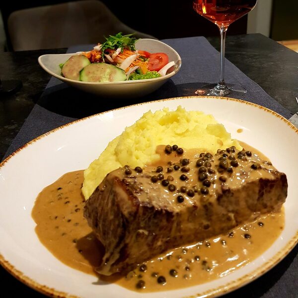 Steak mit Pfeffersauce und Kartoffelpüree