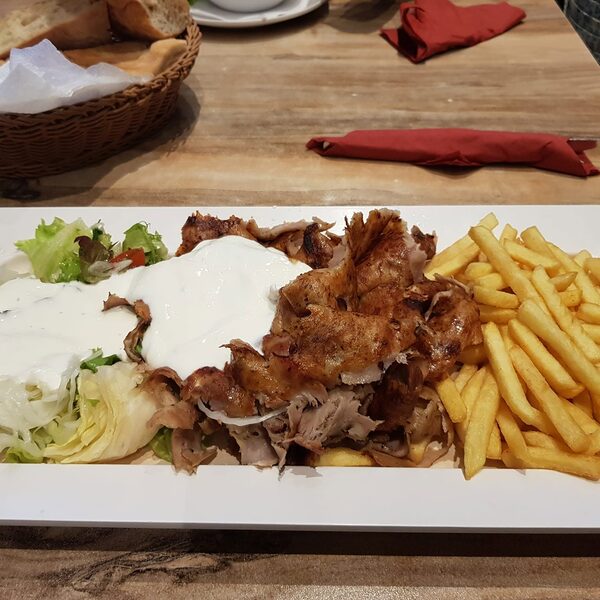 Döner-Teller mit Pommes und Salat
