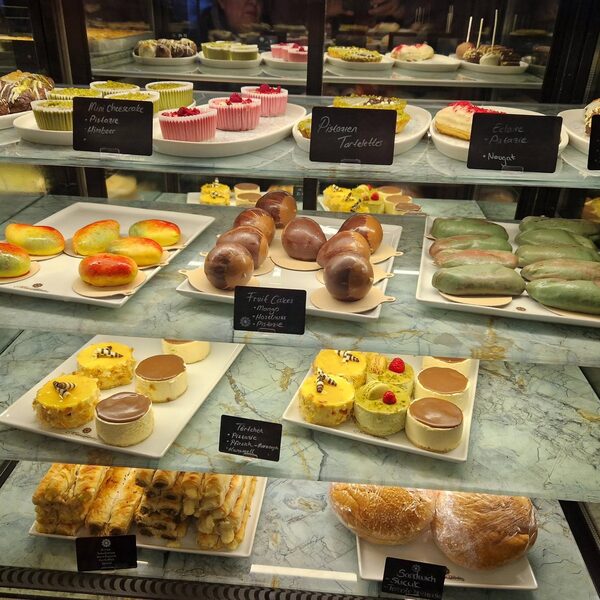 Patisserie-Auslage